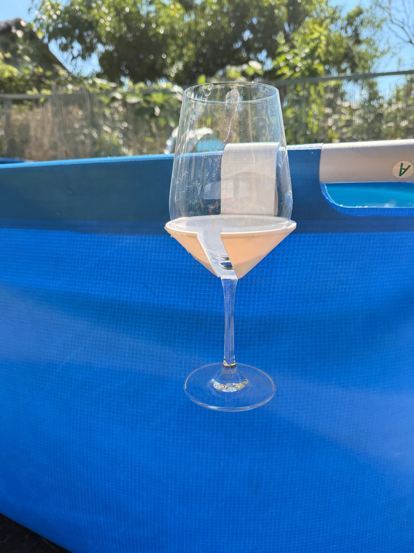 AquaWerk WineHold – Sicherer Weinglashalter für Bestway & Intex Pools