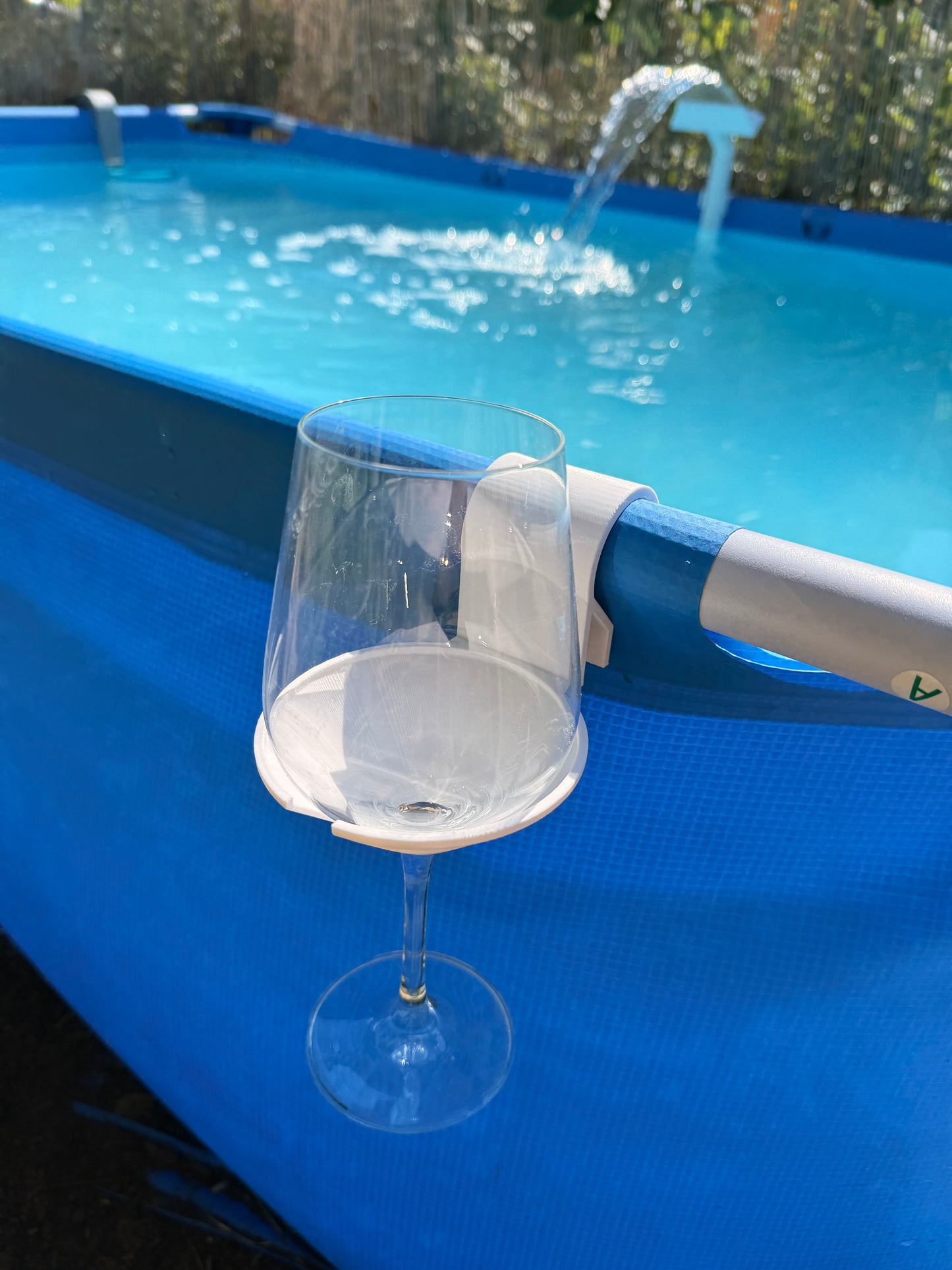 AquaWerk WineHold – Sicherer Weinglashalter für Bestway & Intex Pools